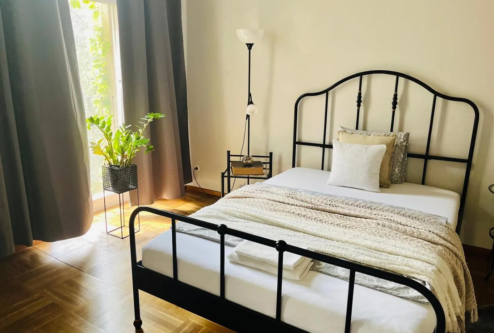 Beautiful City Centre Apartment contacts